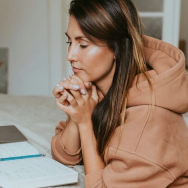 Woman praying when grief is heavy and exhausting, these 10 simple prayers for the grieving heart from Scripture offer comfort, honesty, and hope in Christ.