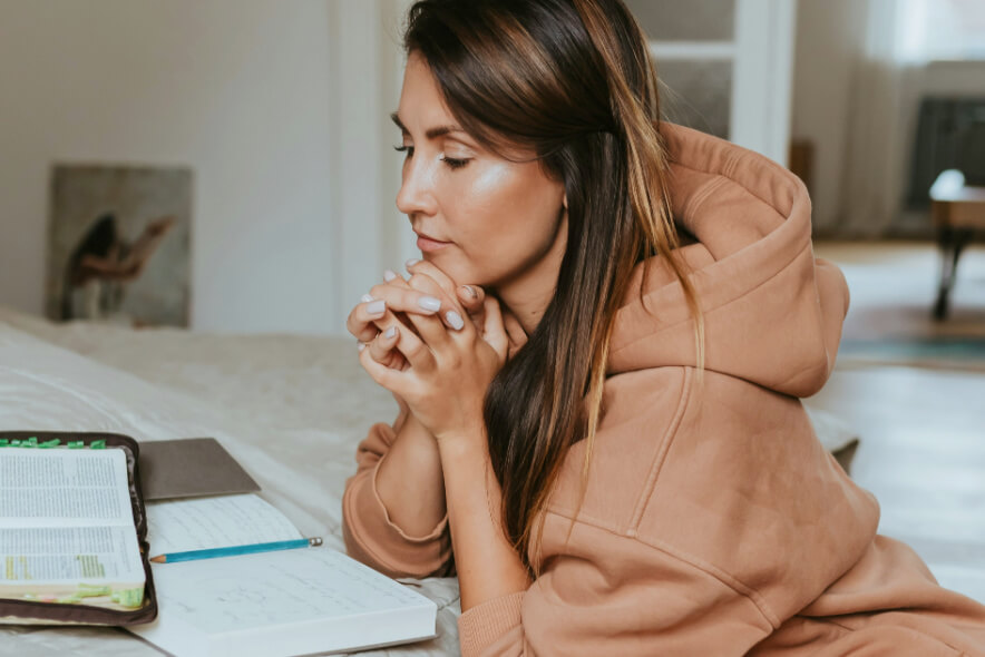 Woman praying when grief is heavy and exhausting, these 10 simple prayers for the grieving heart from Scripture offer comfort, honesty, and hope in Christ.